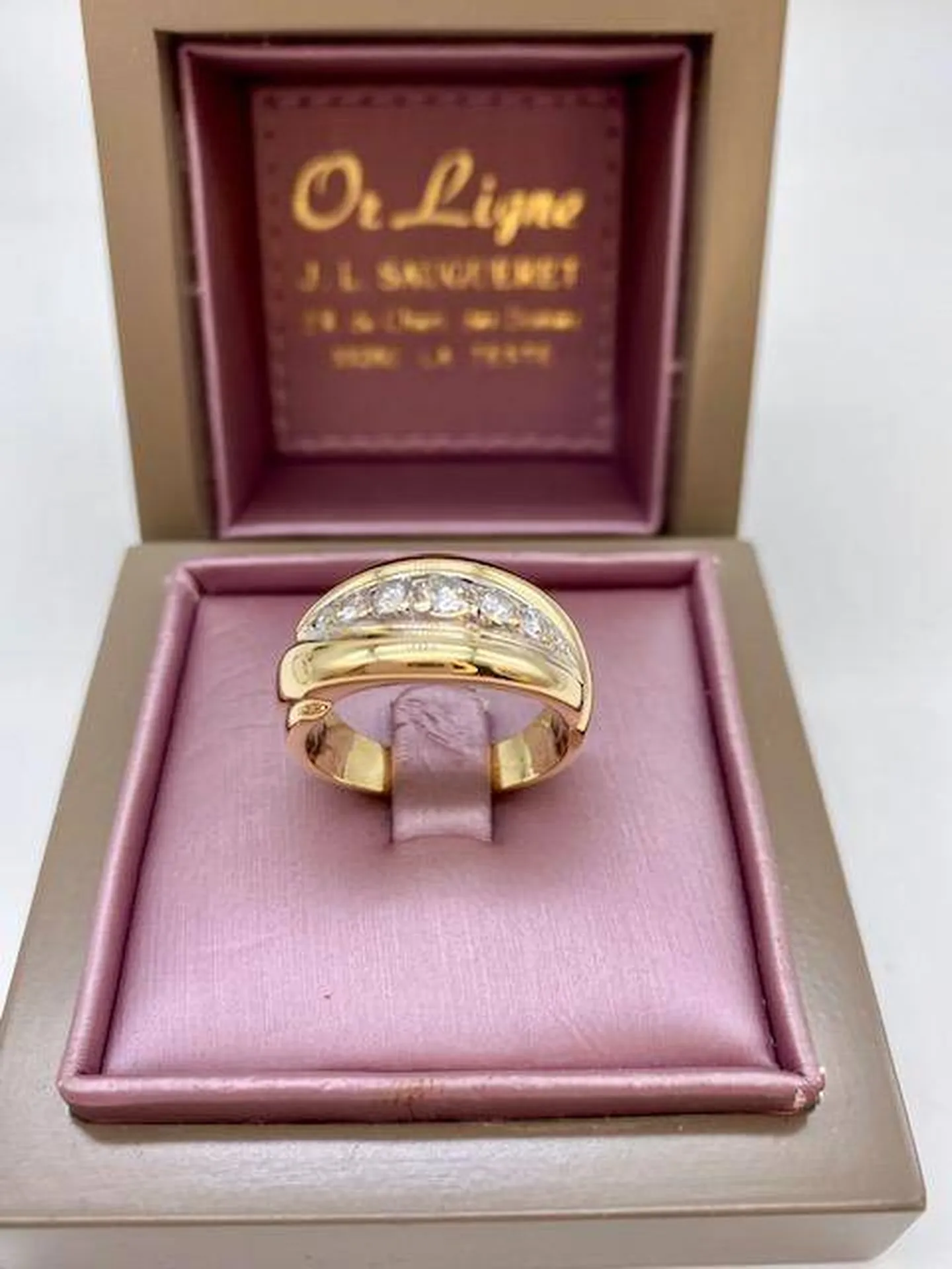 Acheter en ligne un bijou style bague jonc bombé en or 750/1000ème et diamants chez Or Ligne à La Teste en Gironde