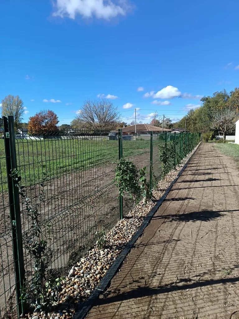Fourniture et pose d'une clôture rigide et aménagement paysager à Saint-Loubès près de Bordeaux