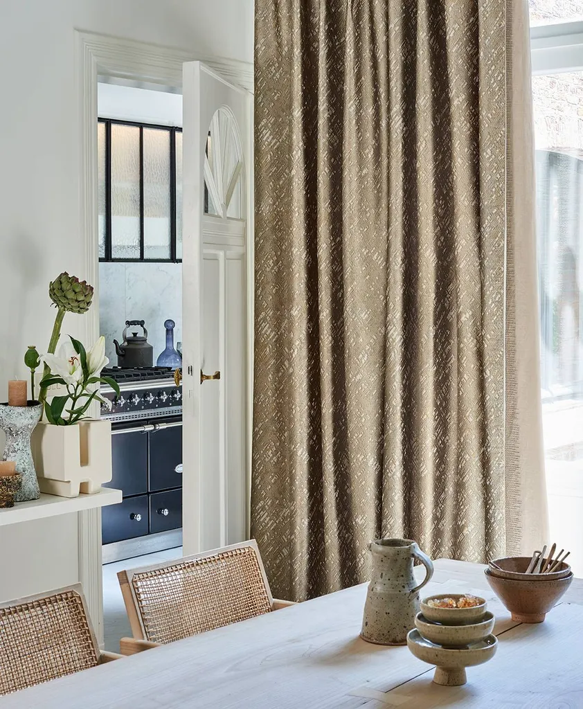 Livraison et pose sur-mesure de rideaux sur Hyères centre-ville à proximité du Lavandou