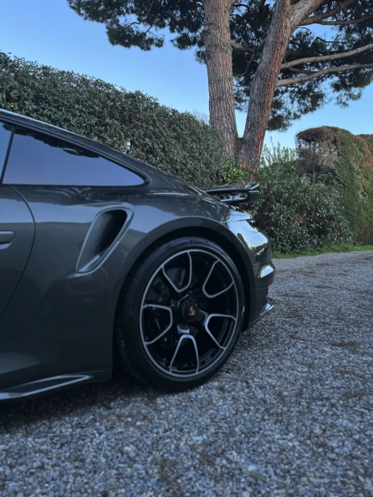 Pose d'un film PPF partiel bloc avant Porsche 992 Turbo S près de Monaco