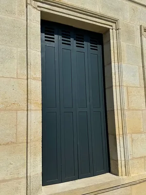 Vue Extérieure Volets fermés à brisure Bordeaux