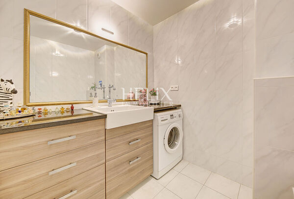 Maison agréable, efficiente thermiquement, terrain plat et cuisine d'été , garage double et dépendance.