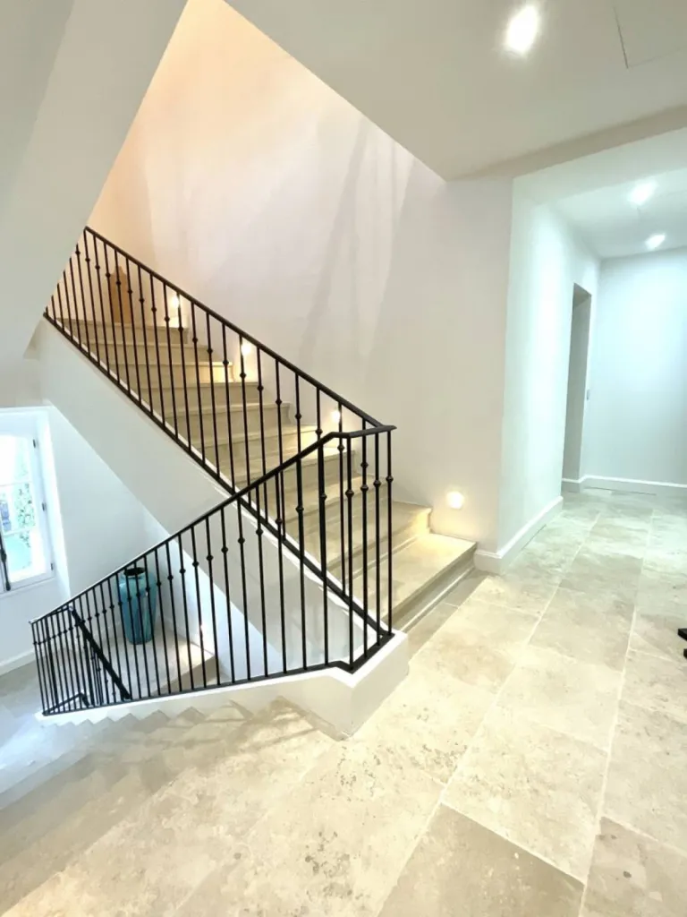 Escalier APRES restauration par Inspirations d'Intérieurs architecture
