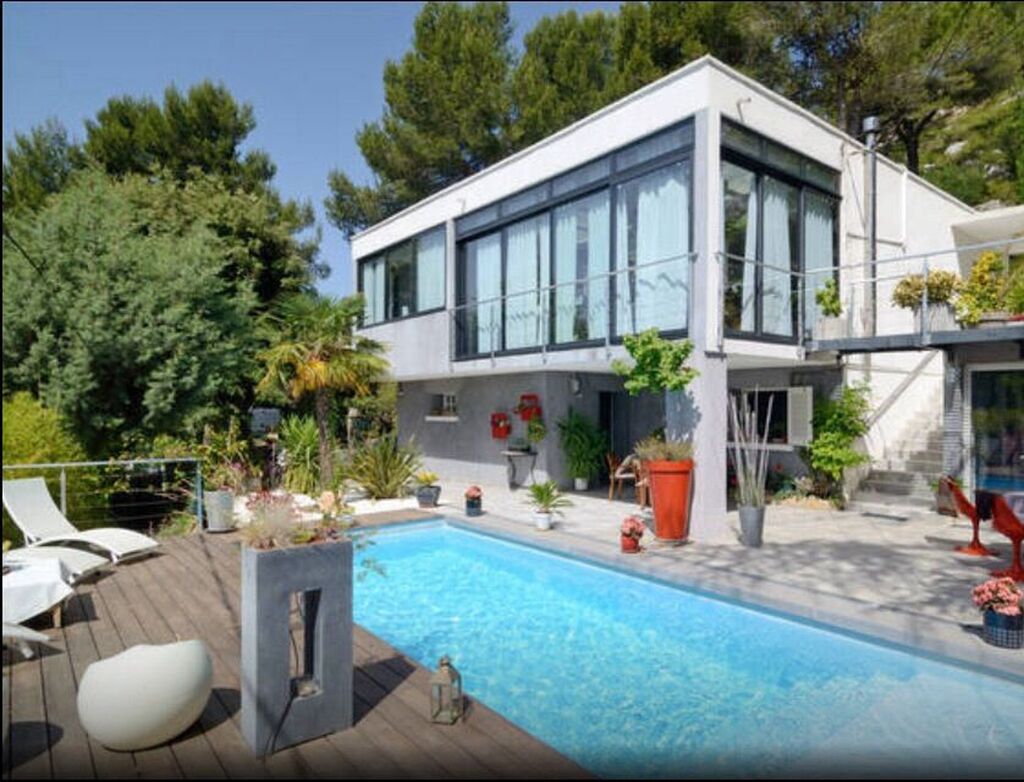 maison vue dégagée avec piscine