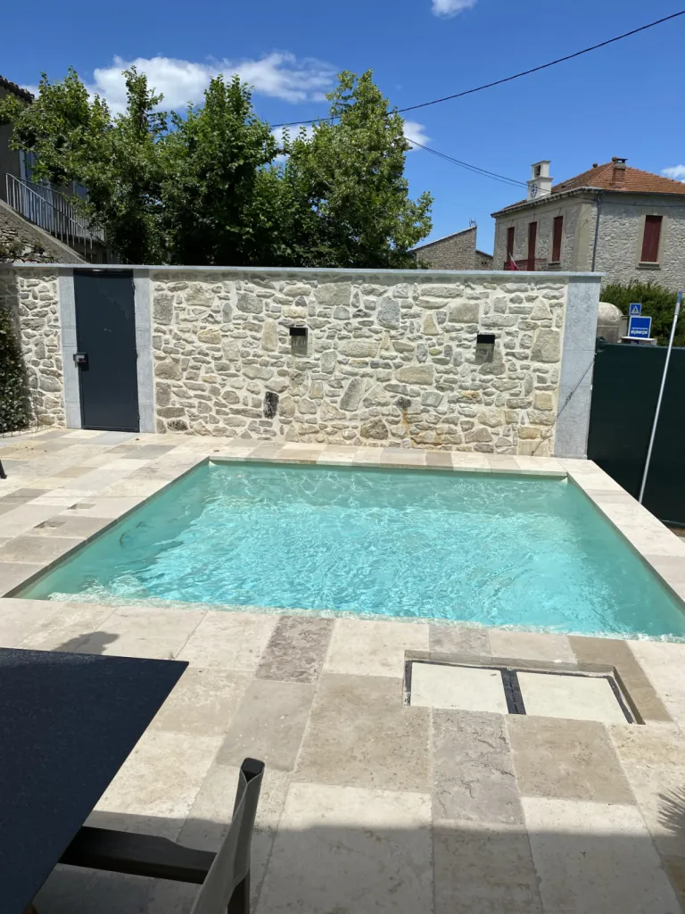 Terrasse en Pierre Naturelle, dallage, dalle, carrelage, pavé, margelle de piscine : Élégance, Authenticité et Durabilité – FRANCEPIERRE