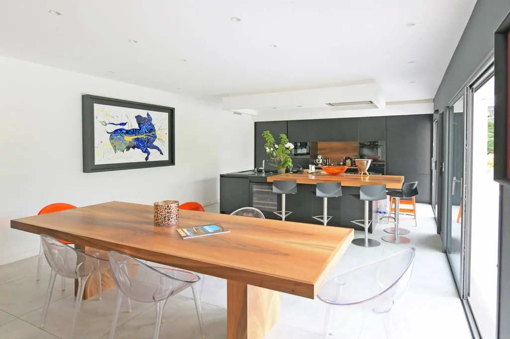 aux Angles, maison contemporaine de plain-pied avec piscine   