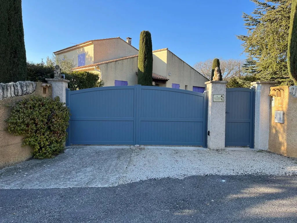 Pose d'un portail et portillon en aluminium 2 vantaux motorisés à Saint-Saturnin-lès-Apt
