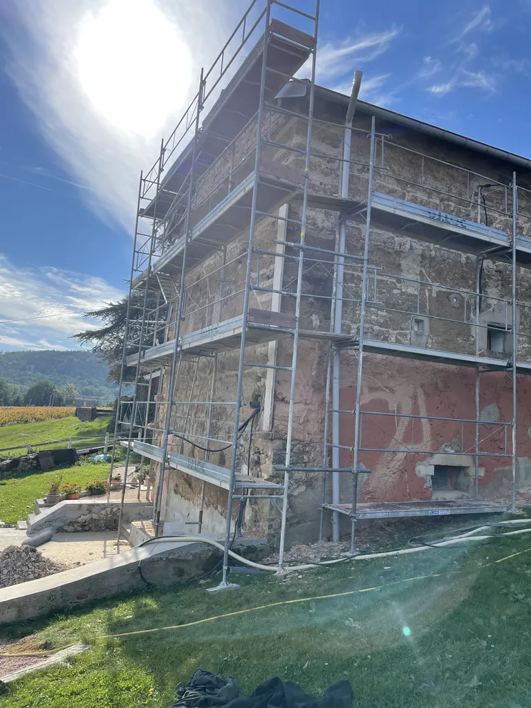 Travaux de rénovation d’une façade en pisé à Juliénas dans le Beaujolais (Rhône – 69), avec reprise des enduits traditionnels et protection durable du bâti ancien