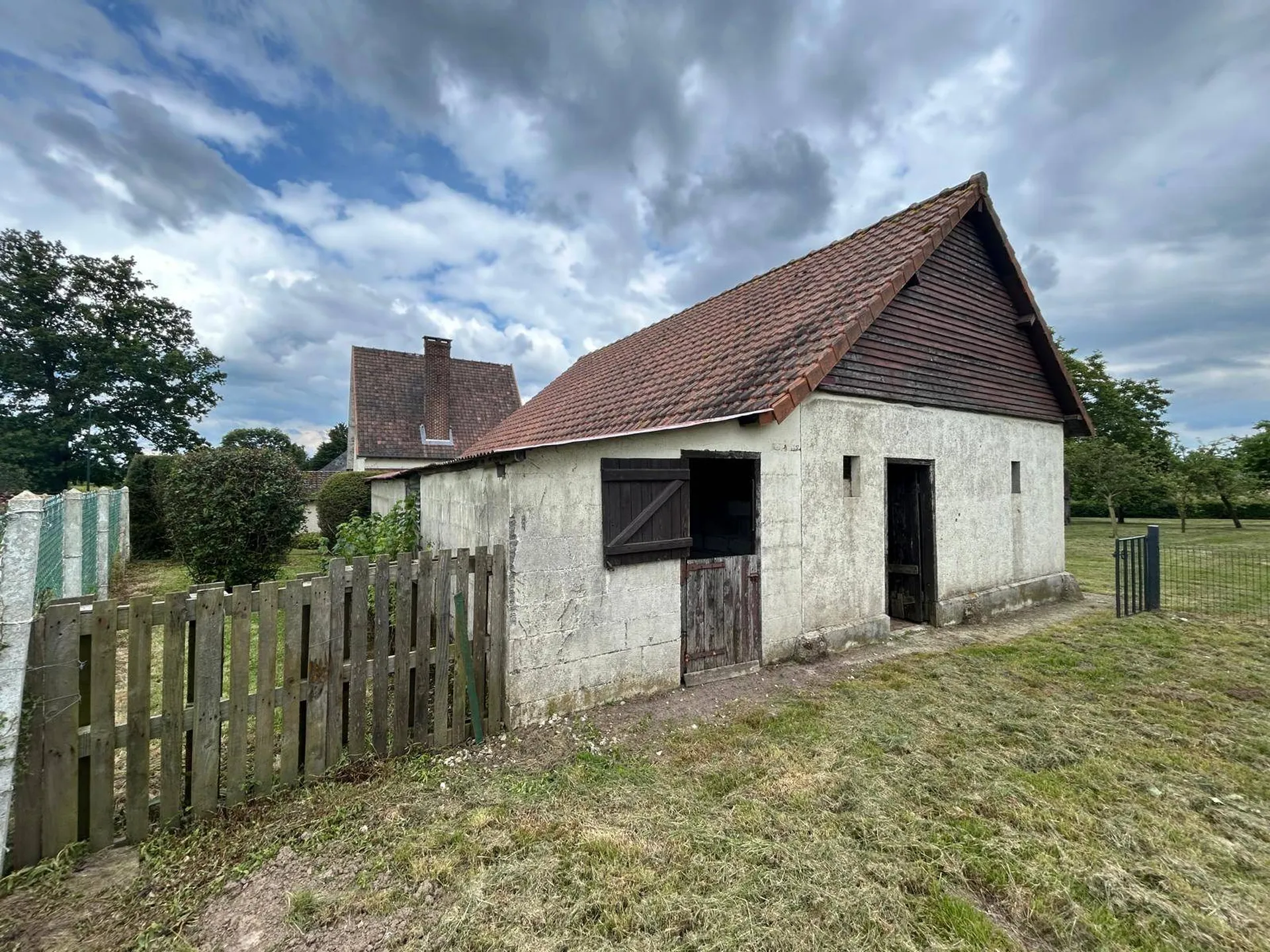 Vends en Normandie maison à rénover avec dépendance et grand terrain plat.