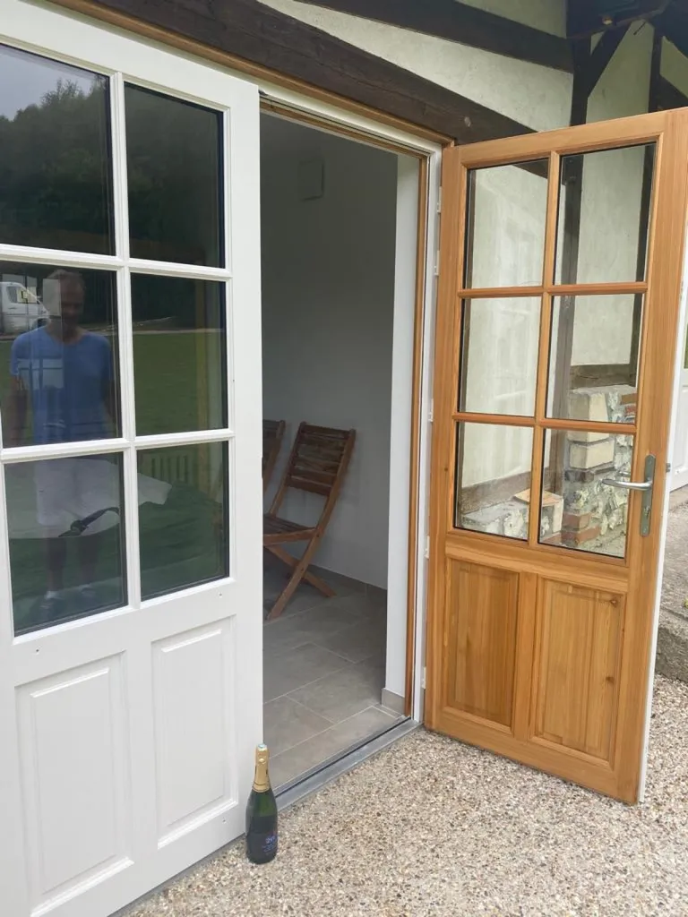 PEINTURE VELOURS DANS PIÈCE HUMIDE, SAUNA, HAMMAM..ET SATURATEUR SUR BOISERIE AUTOUR DE BOURG ACHARD 