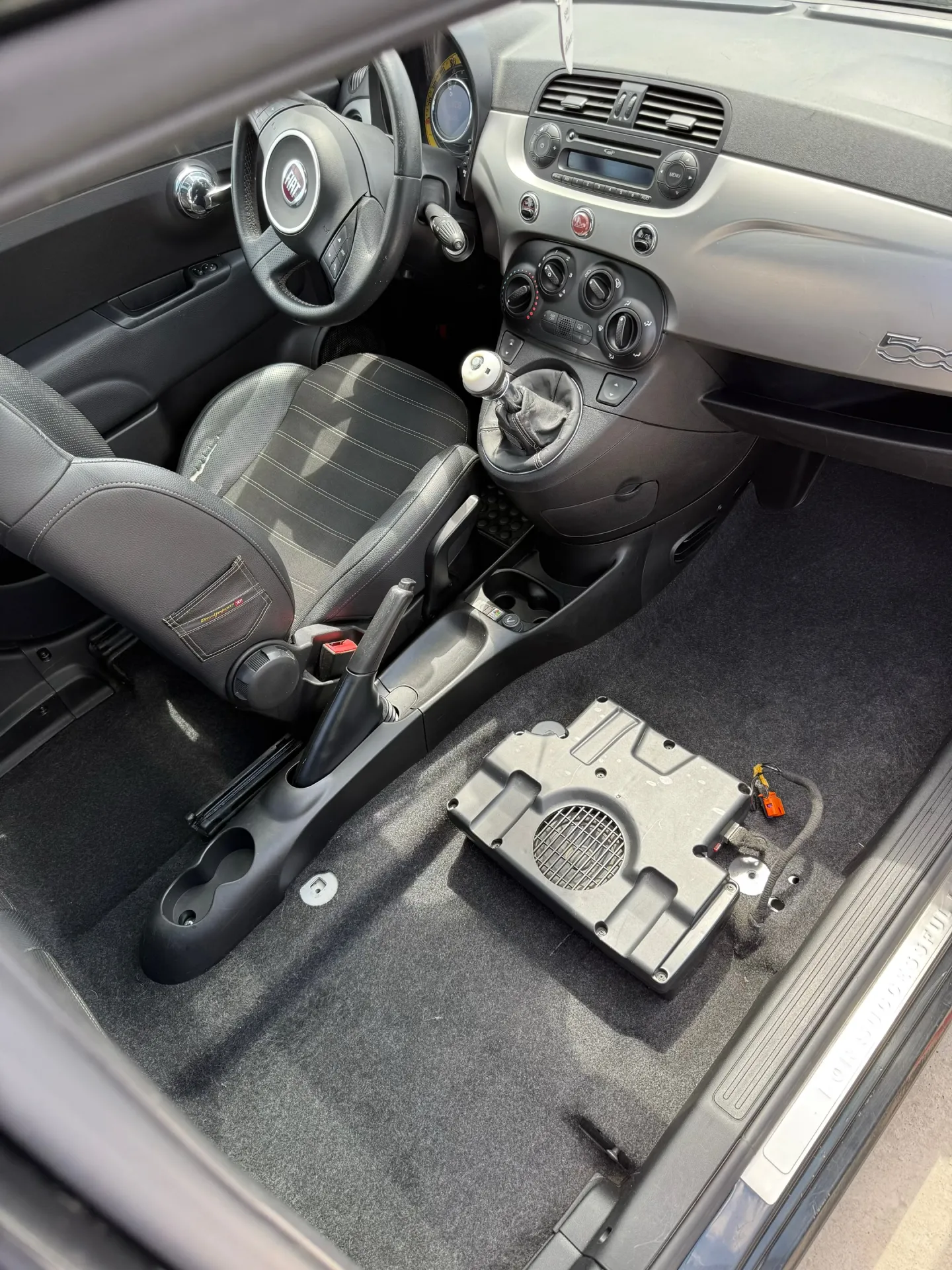 Nettoyage intérieur complet avec rénovation en profondeur d’une Fiat 500 à Andrézieux-Bouthéon