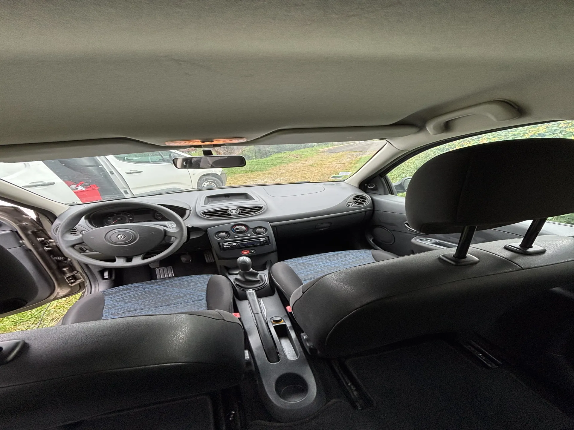 Nettoyage intérieur complet d'une Clio 3 d'un agriculteur à Sorbiers