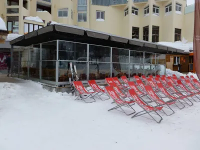 Installation de paravent réglable à Isola 2000 au restaurant La Marmotte