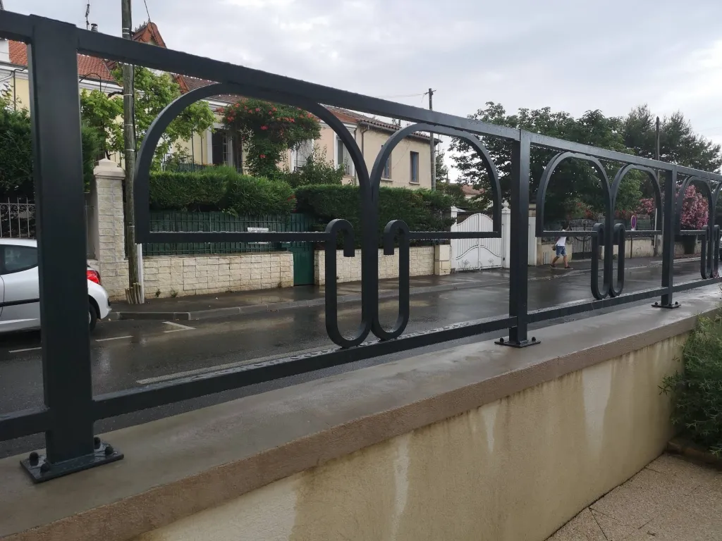 FABRICATION ET POSE GRILLE DE CLOTURE POUR  PROTECTION ENTREE EN FER FORGE REALISEES  A L'IDENTIQUE ET  ASSORTIE A LA FERRONNERIE EXISTANTE FOS SUR MER 