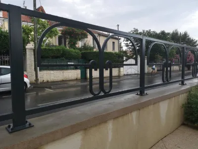 FABRICATION ET POSE GRILLE DE CLOTURE POUR  PROTECTION ENTREE EN FER FORGE REALISEES  A L'IDENTIQUE ET  ASSORTIE A LA FERRONNERIE EXISTANTE FOS SUR MER 