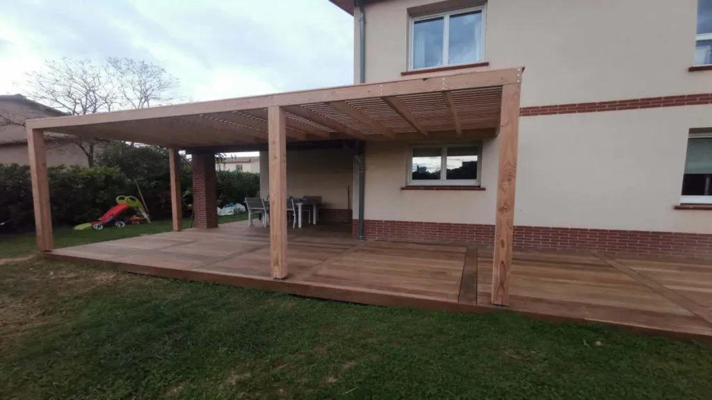 Création d’une terrasse bois exotique avec pergola Douglas à Toulouse pour aménagement extérieur chaleureux et durable