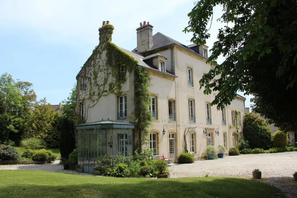 En vente, Demeure de Charme et de Caractère du XIXème siècle bâtie sur un parc de 1,5 Ha, dans la région de Caen 14000