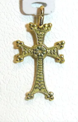 Croix arménienne en or 18 carat, modèle classique.  Croix arménienne en or 18 carat, modèle classique.