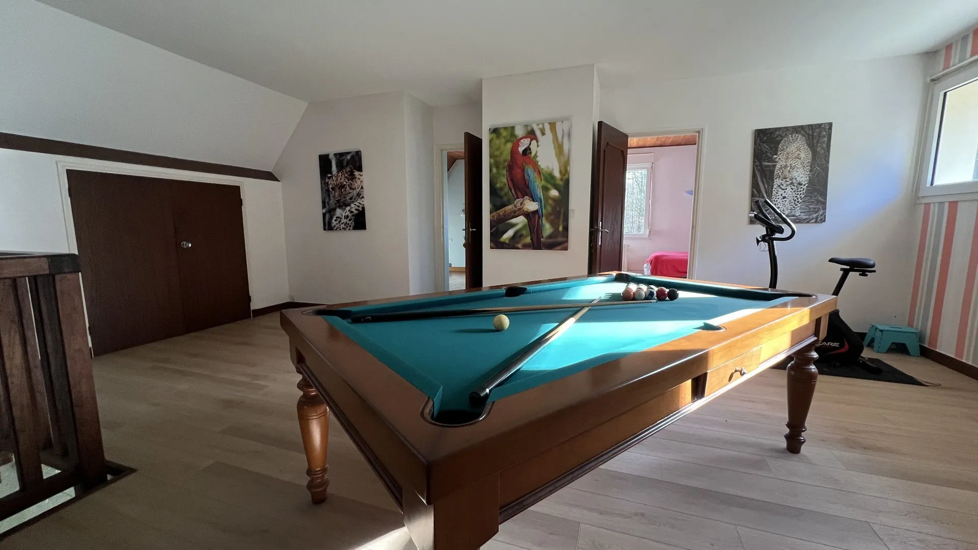 Maison d'Architecte, située à pont-et-Marais de 197 m², Parc paysager de 2 552 m² avec bois privatif