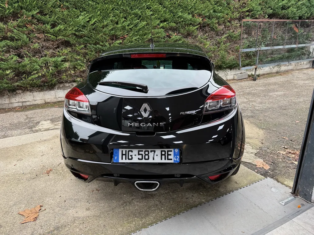 Polissage haut de gamme et traitement céramique intégral carrosserie jantes vitres pour protection durable et brillance optimale sur cette Mégane 3 RS à Veauche