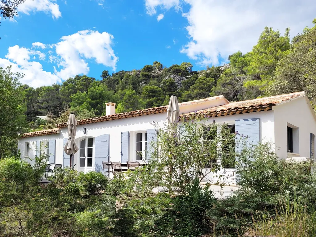 Démolition de l'existant et reconstruction d'une maison sur mesure à Saint Marc Jaumegarde dans les Bouches du Rhône