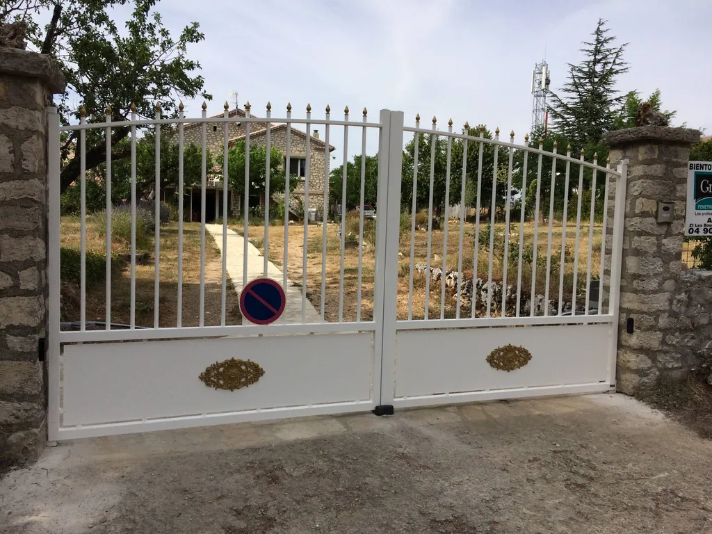 Portail en aluminium blanc sur mesure à Sault