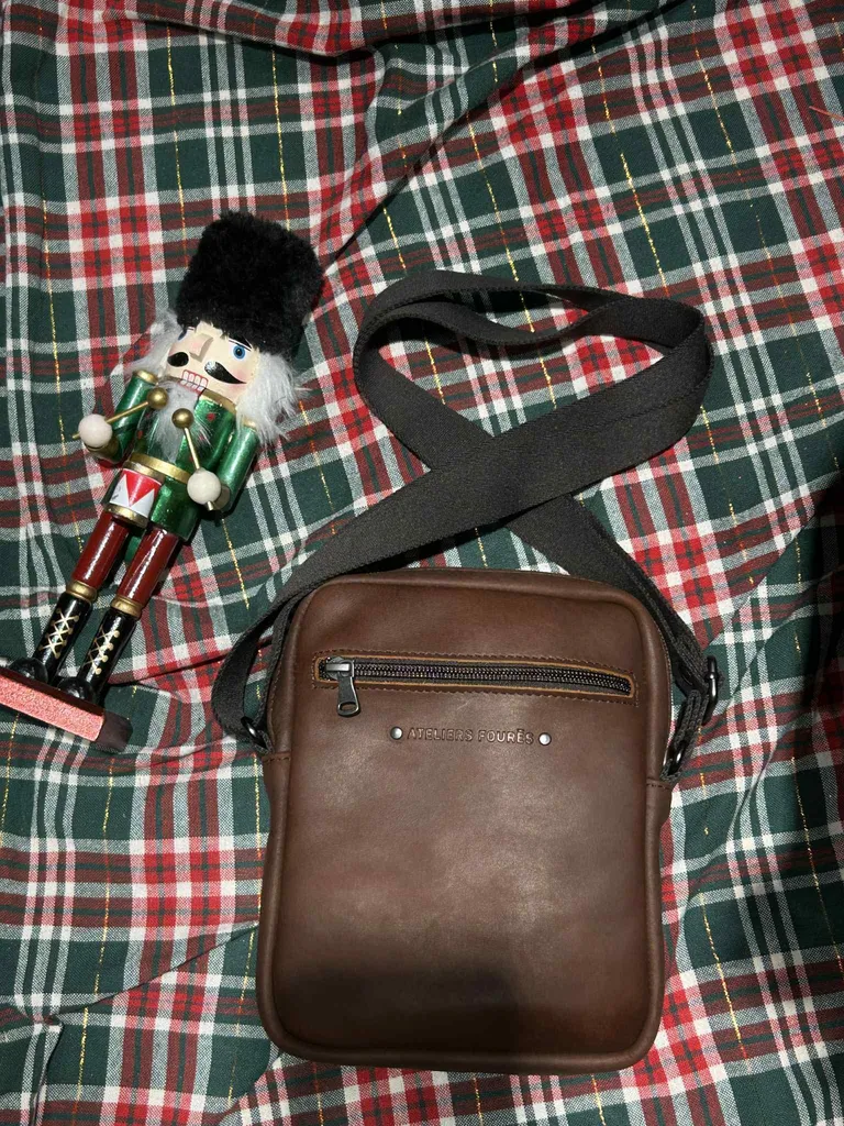 Sacoche Ateliers Fourès en cuir cognac disponible chez Evasion Eu