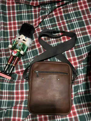 Sacoche Ateliers Fourès en cuir cognac disponible chez Evasion Eu