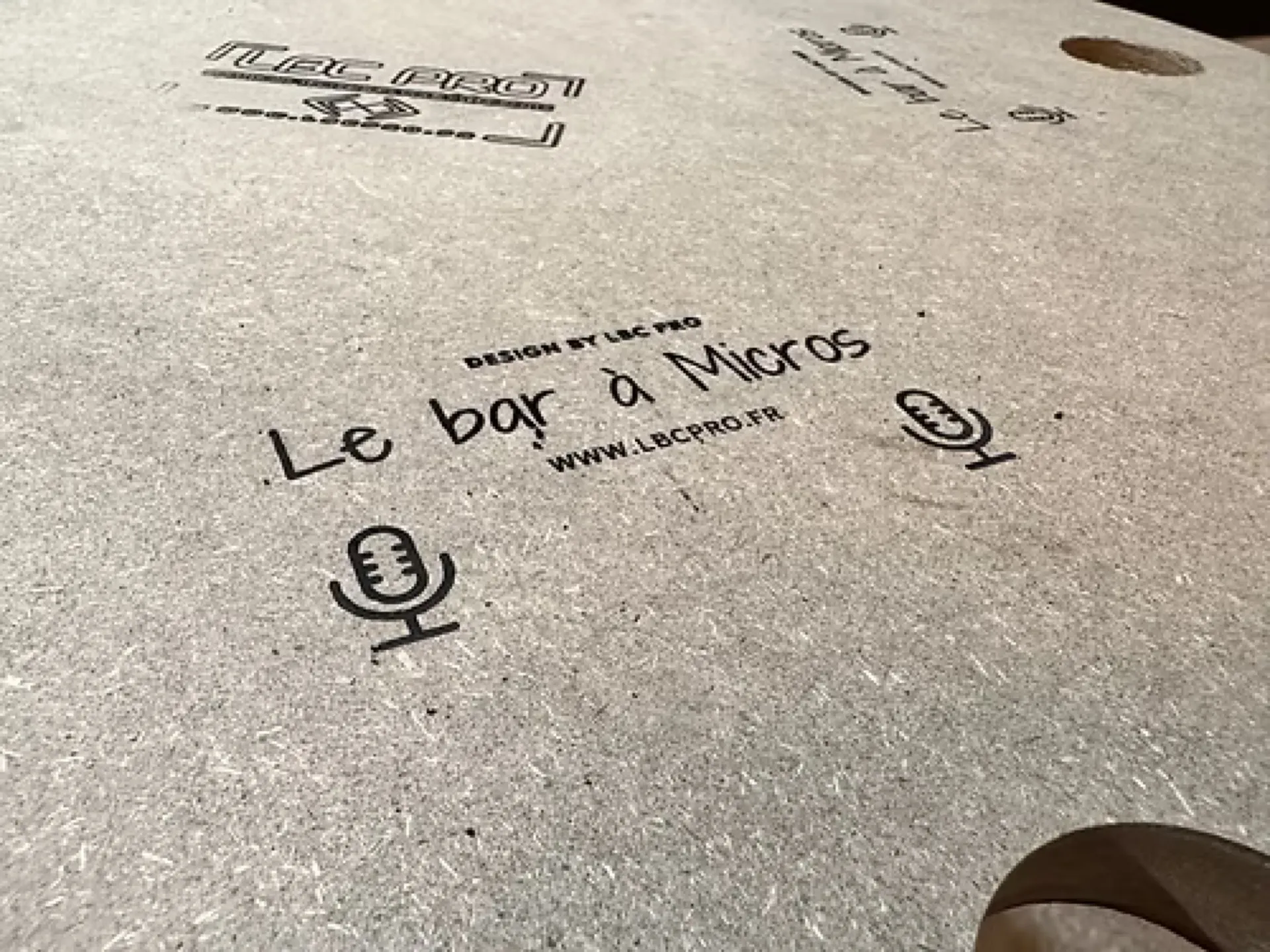 TABLE HAUTE BAR A MICROS