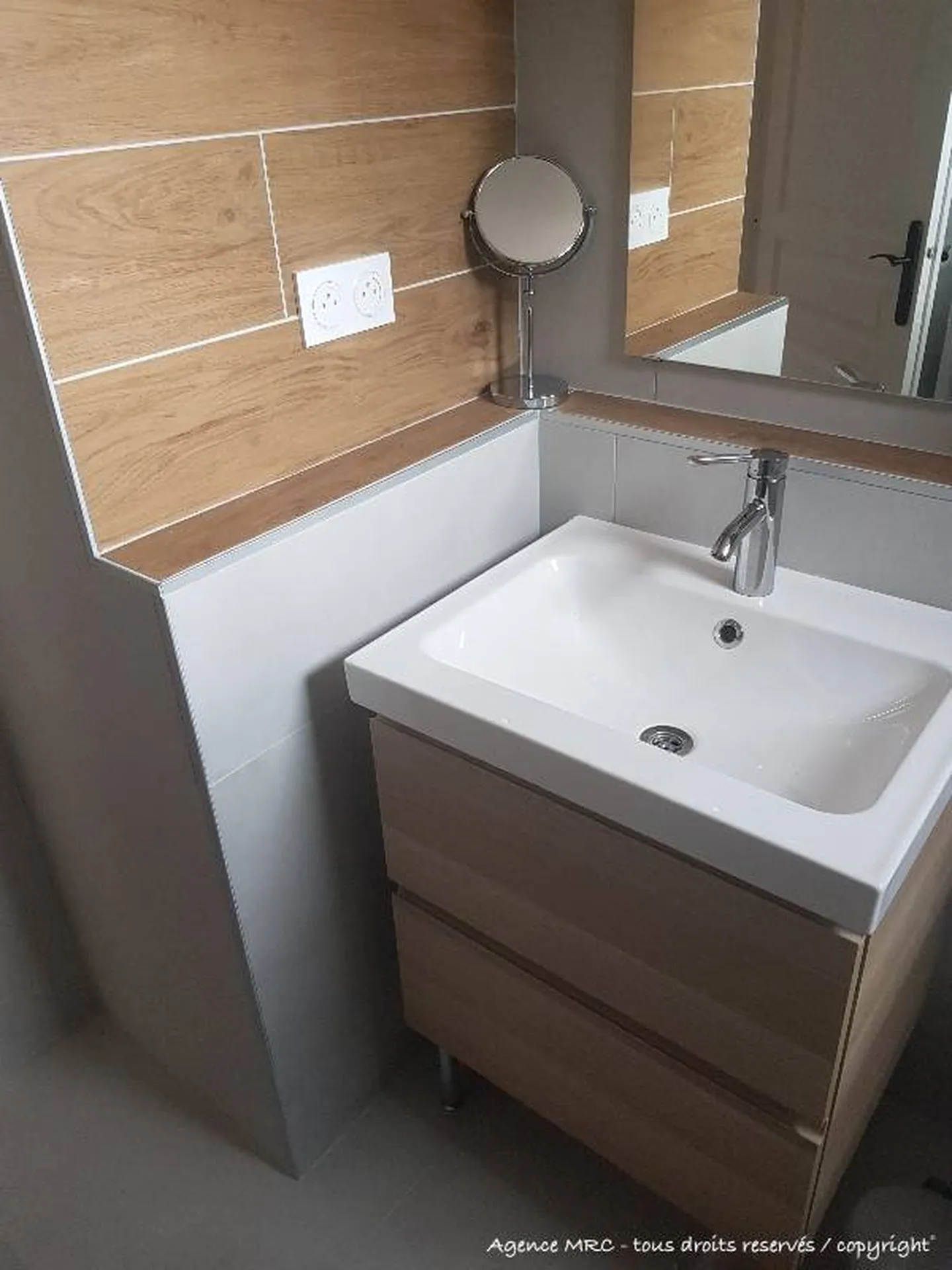 Architecte d'intérieur à Aix : travaux de salle de bain bois gris pierre carrelage