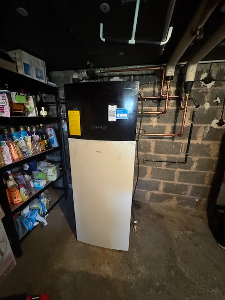 Installation d’une pompe à chaleur air/eau Daikin Altherma 3R 14 kW avec ballon ECS 230 L intégré pour chauffage performant et économique à Meistratzheim