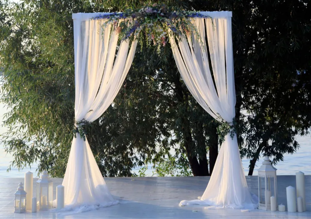 Arche de cérémonie laïque sur le thème Mariage Blanc, Mariage Elégant à Bordeaux en Gironde 