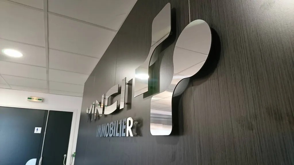 logo en lettres reliefs miroir marseille