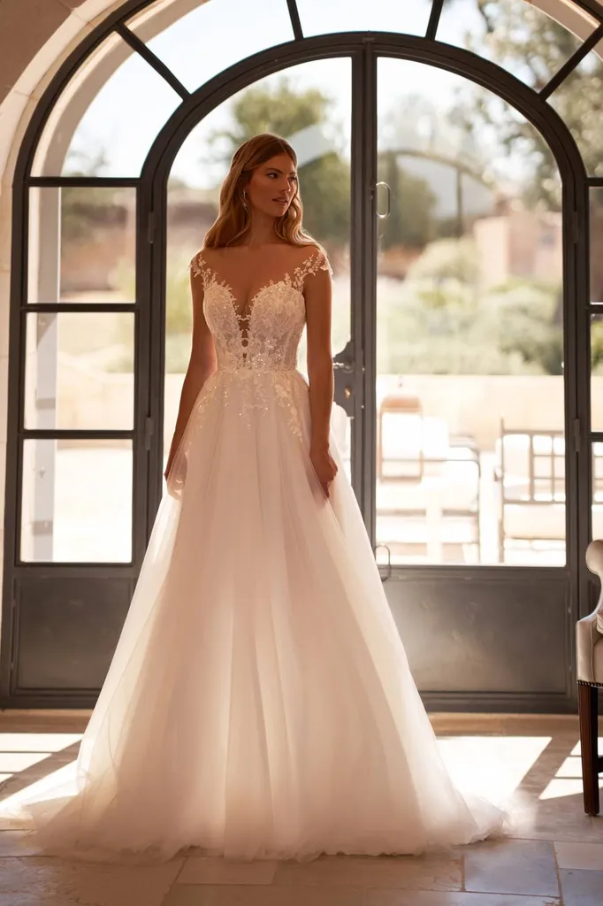 Robe de mariée bohème avec décolleté plongeant à Marseille près de Marignane