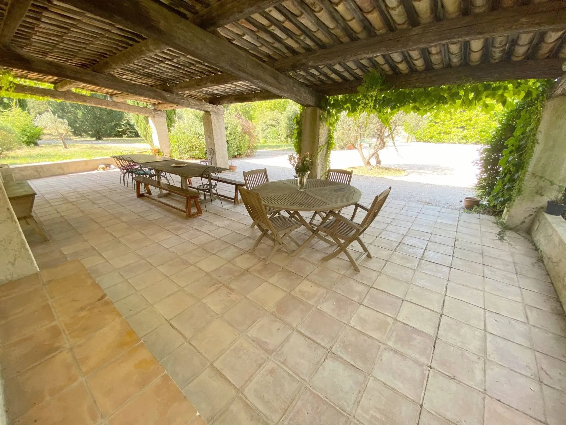 PROPRIÉTÉ  Roquefort la Bédoule avec 2 dépendances, garage double, piscine, terrain de tennis