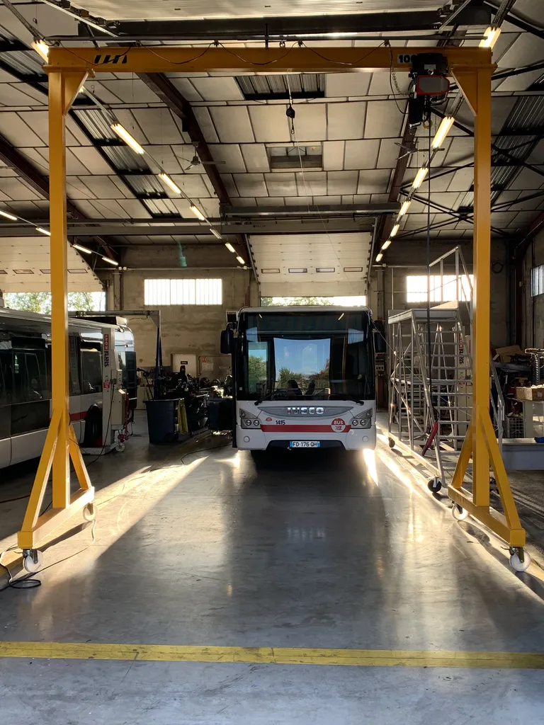 Maintenance d'un portique pour alimenter les réservoirs de gaz des bus