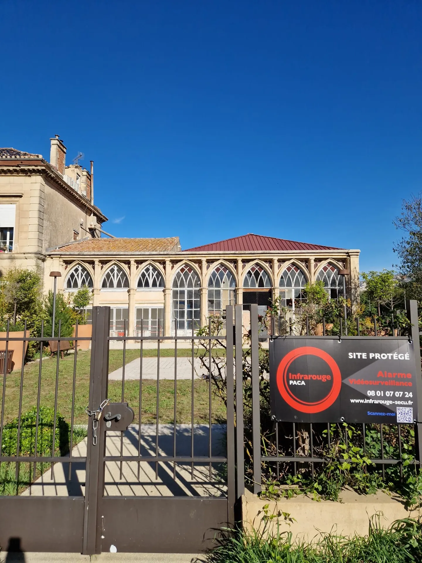 Protection à Marseille 9e du site de la Serre de la Jarre avec vidéosurveillance et porte anti-squat