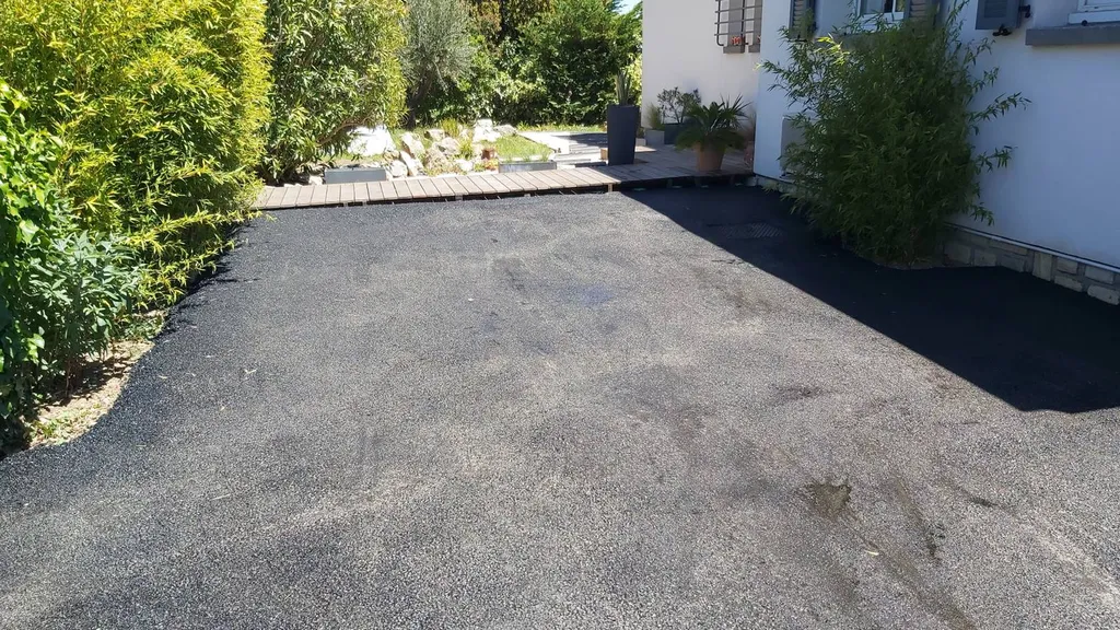réfection d'une cour en enrobé de bitume noir sur Carnoux en Provence