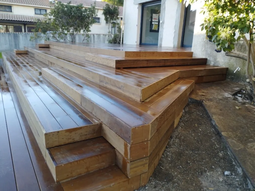 Pose d’une terrasse en bois exotique Itauba sur plots réglables : élégance naturelle et durabilité assurée à Montpellier dans l'Herault