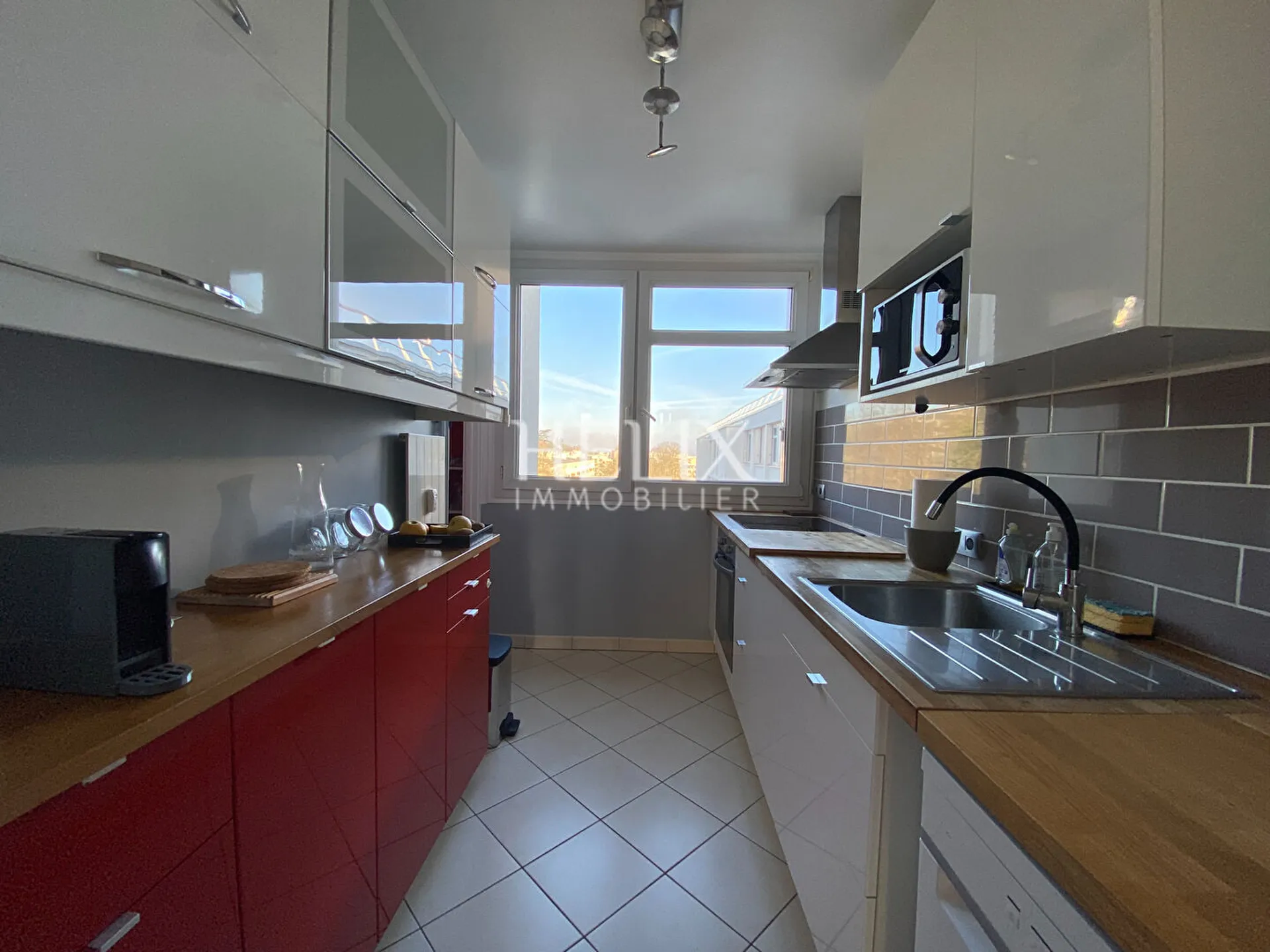 Le Pecq Rive gauche, appartement meublé en étage élevé avec ascenseur et balcon 