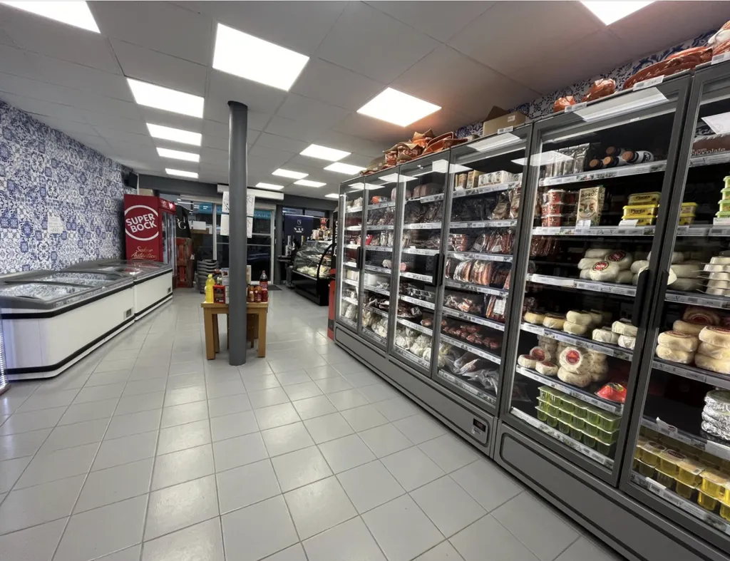 Location - Boutique 130 m², Batignolles, Rue des Moines 75017 PARIS