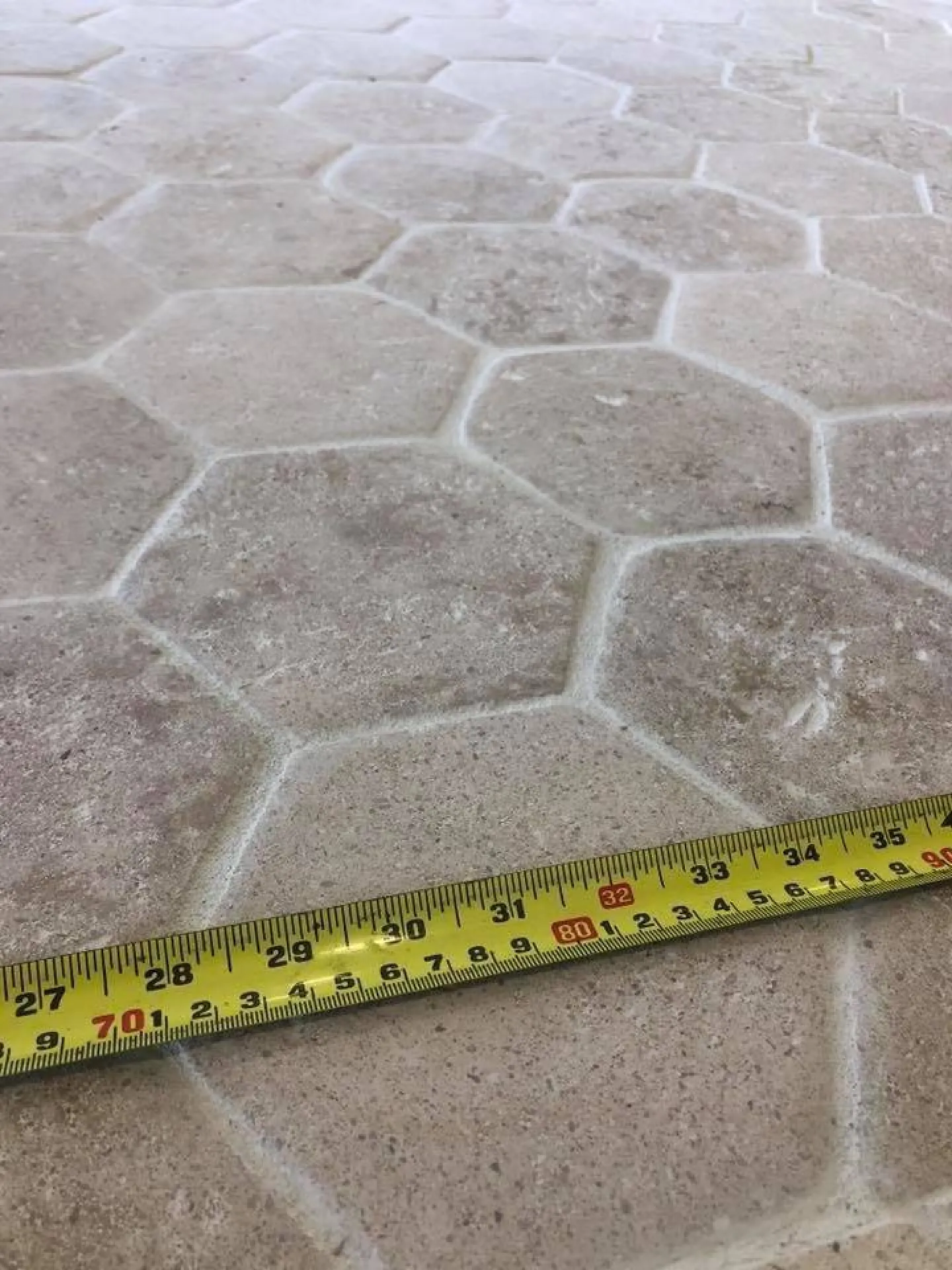 Tomette en pierre naturelle bombée à côté d'Avignon