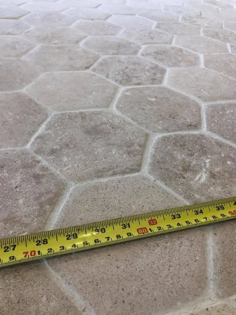 Tomette en pierre naturelle bombée à côté d'Avignon