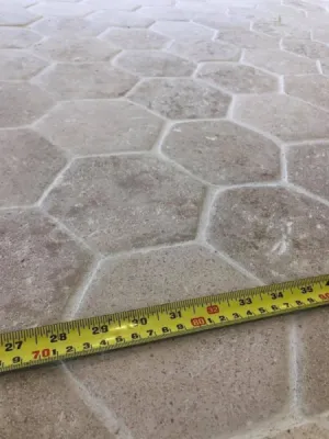 Tomette en pierre naturelle bombée à côté d'Avignon