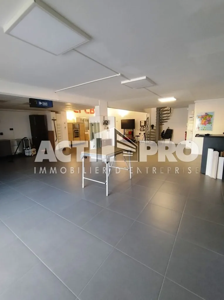 Bureaux à vendre de 319m², avec showroom et espace de stockage, au Mas Guérido à Cabestany.