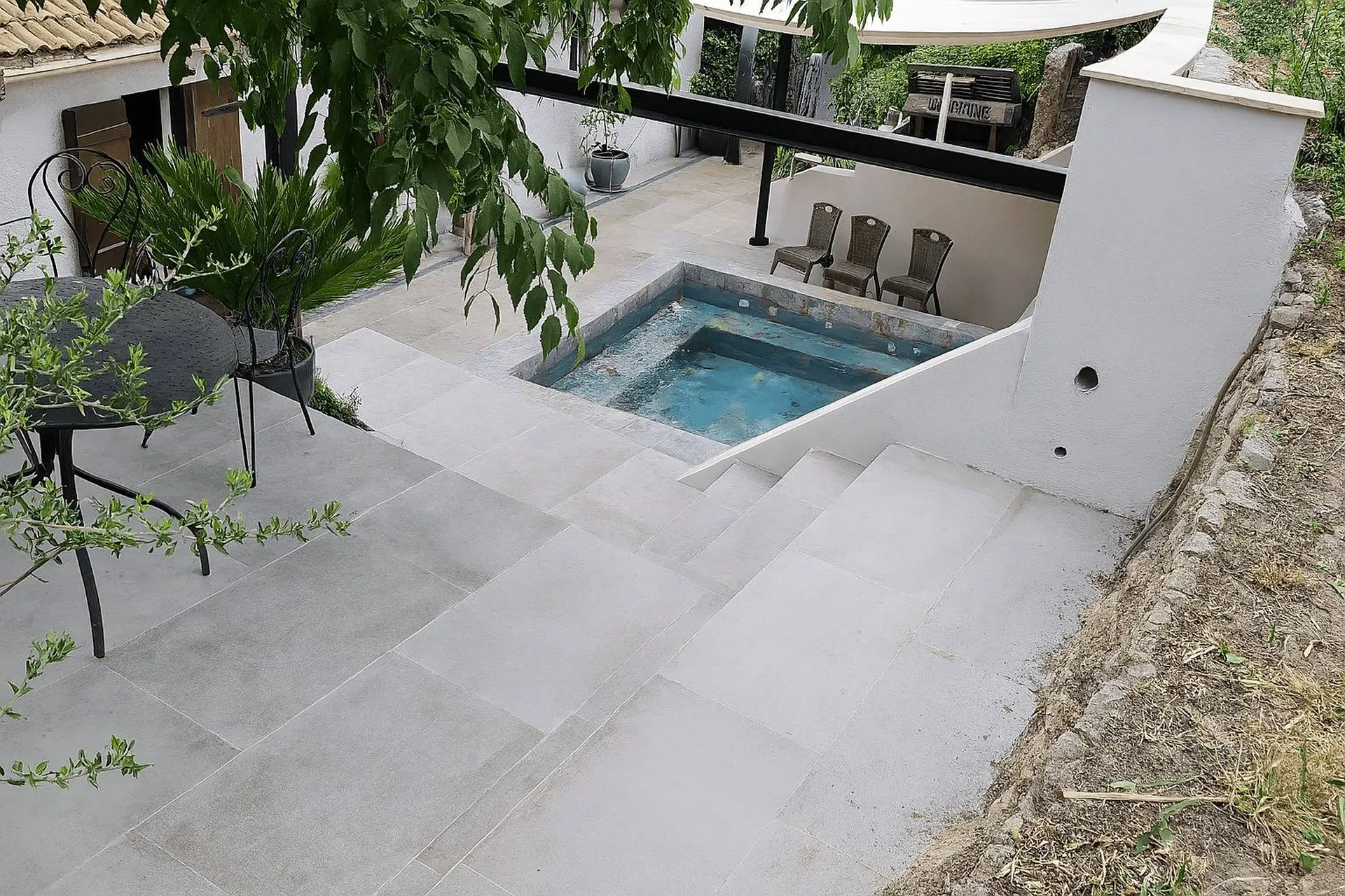 Bassin semi-enterré, banquette balnéo, lame d’eau et terrasse en restanque : un projet paysager élégant et fonctionnel conçu par l’AGENCE MRC à Marseille