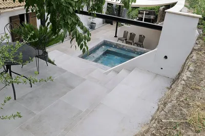 Bassin semi-enterré, banquette balnéo, lame d’eau et terrasse en restanque : un projet paysager élégant et fonctionnel conçu par l’AGENCE MRC à Marseille