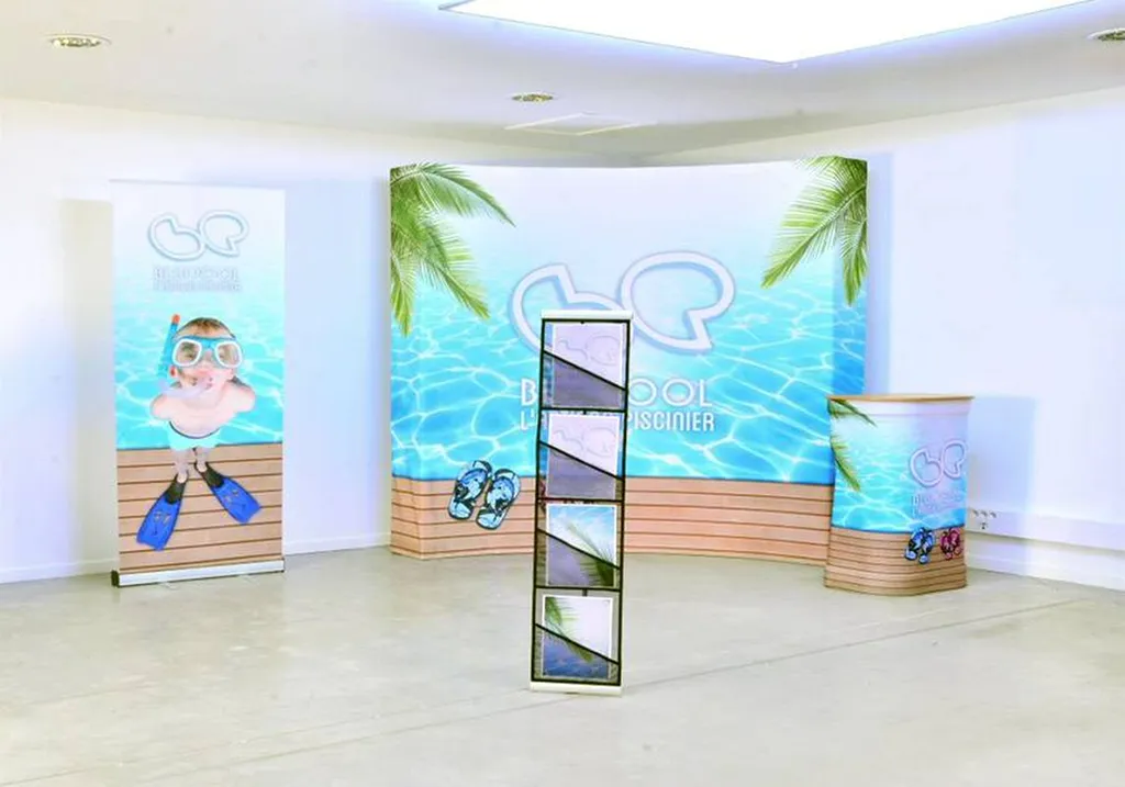 impression et graphisme de stand accueil, mur et roll up