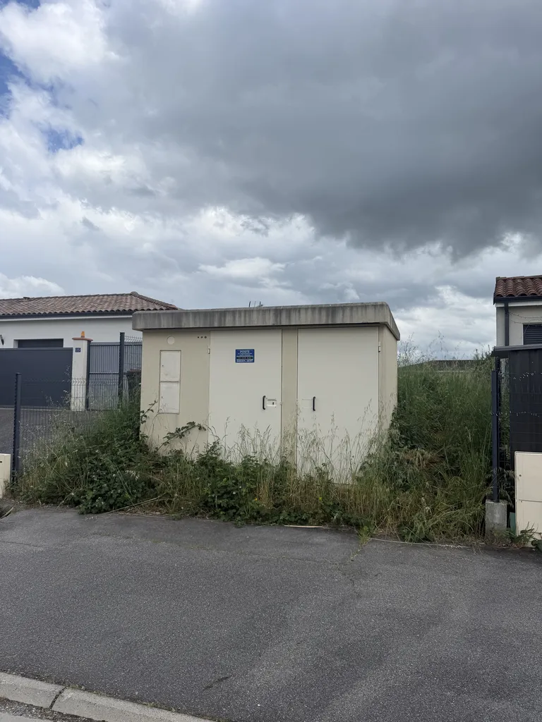 Débroussaillage complet de deux parcelles pour promoteur et constructeur immobilier proche de Toulouse sur une surface totale de 285 m²