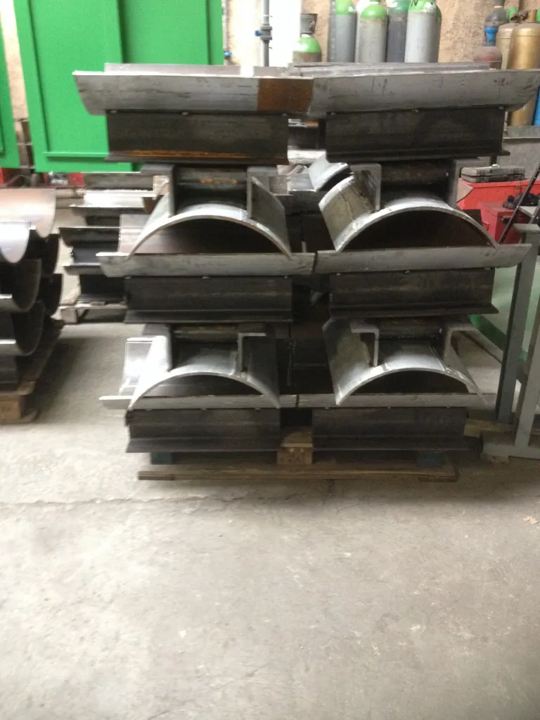 SUPPORTS POUR TUYAUTERIE PETROLE FABRIQUES SUR PLAN A MARTIGUES